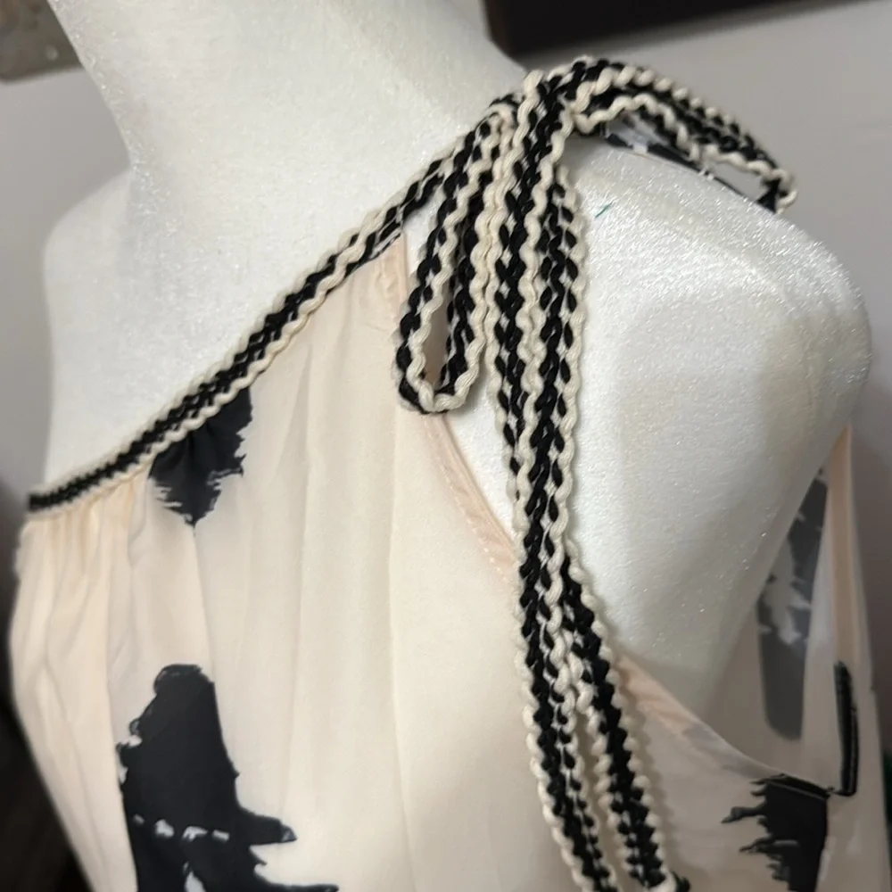 Elegant Black and White One-Shoulder Dress - Picture 3 of 6